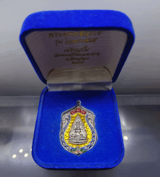 Phra Buddha Chinnarat coin, Chom Ratchan model, silver with yellow enamel, Phra Sri Rattana Mahathat Temple, Phitsanulok, year 2012, with original box