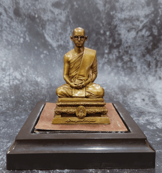 Ordained statue of His Majesty the King, Power of the Land model, lap width 2 inches, bronze, year 2011, with original box.