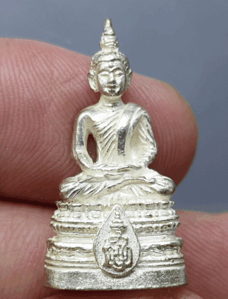 Nirantarai Buddha amulet, silver, 45th anniversary souvenir, Sri Nakhon Bank, grand ceremony at Wat Bowonniwet Vihara, 1995, with original box.