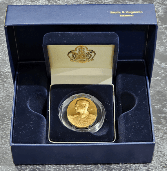 King Rama IX coin, Huganin, Swiss bronze, polished, commemorative of the construction of Phra Mahathat Chedi Phakdi Prakat, year 1996, with original box.