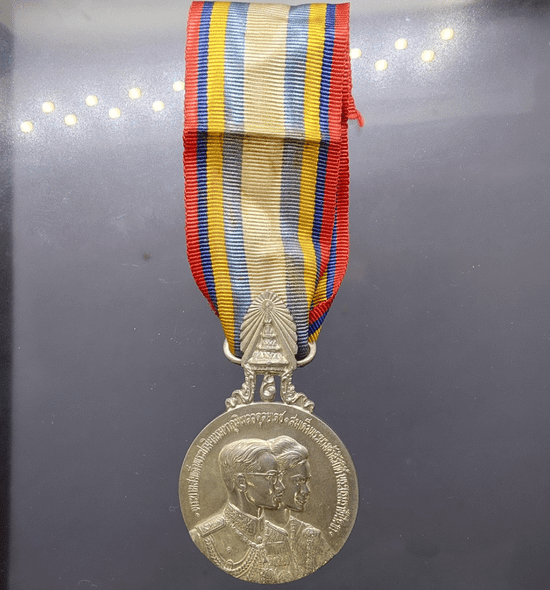 Commemorative coin decorated with ribbon, Royal Visit to Europe (outer block), large print, year 1960