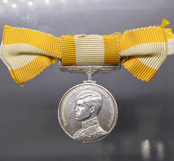 A commemorative coin decorated with a ribbon, commemorating the coronation ceremony of the Crown Prince, 1972, female type
