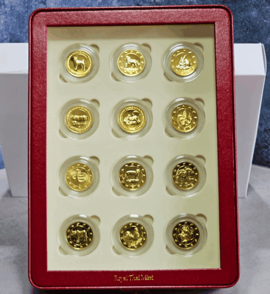 A set of commemorative coins for the 12-year zodiac calendar, complete with all 12 zodiac signs, made of gold-plated copper, with a luxurious leather box.