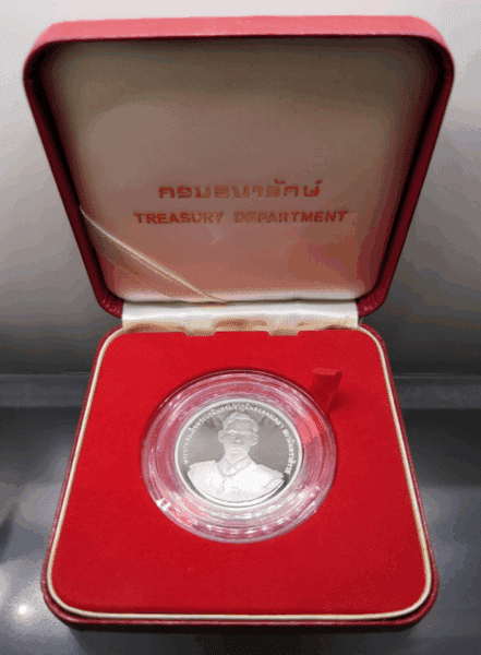 Large size commemorative coin of the Royal Barge Narai Song Suban, King Rama IX, polished silver (made by the Royal Thai Navy), 1996, with leather box.