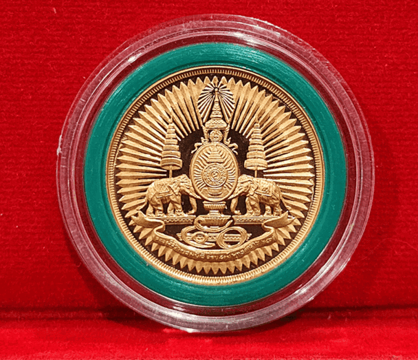 Two-sided Kanchanaphisek emblem coin, polished copper, created by Thai Airways in 1996, size 3.2 cm.