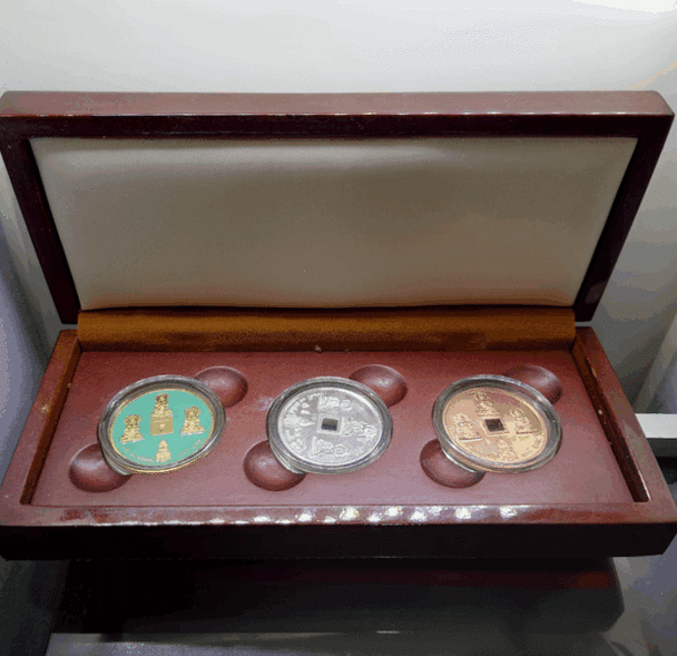 The coin of the Han Dynasty (committee set) 121 years old, 18 Arahants, 100 years old, Wat Bowon 2013, with the original oak frame from the temple.