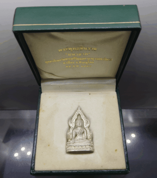 Phra Buddha Chinnarat, Mahalap model, silver, consecrated at Wat Phra Sri Rattana Mahathat Woramahawihan, Phitsanulok, 1997, with original box.