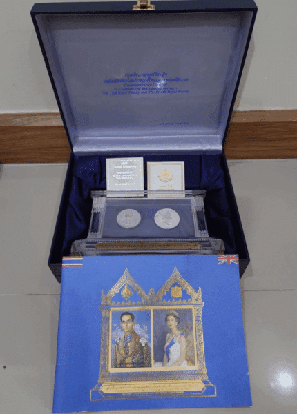 A set of commemorative coins celebrating the friendship between the Thai royal family and the British royal family (polished silver) 1996, with box, book, and certificate.