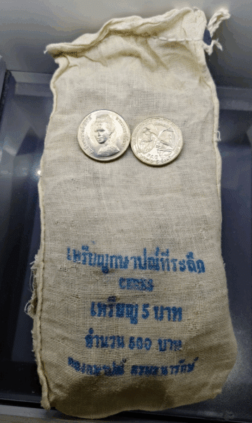 A bag of coins (100 coins per bag) 5 baht commemorative coins from the FAO, honoring Her Majesty Queen Sirikit by placing a portrait of Her Majesty Queen Sirikit on a CERES coin, 1980, uncirculated.