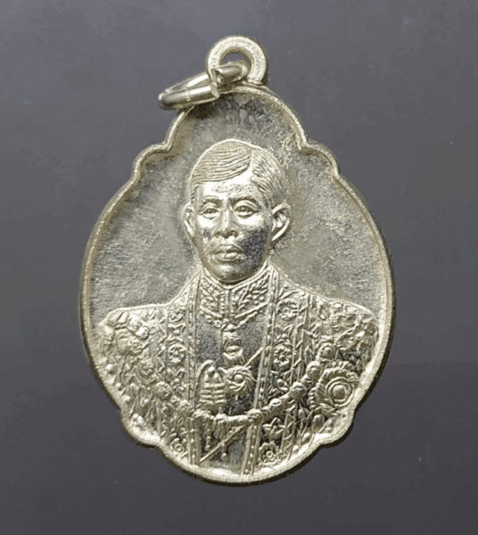 Commemorative coin of the 4th cycle of His Majesty King Rama X's birth, silver, 3 cm. high, year 2000