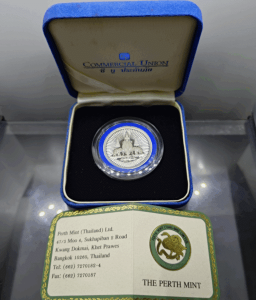 Two-sided commemorative coin with the symbol of the Golden Jubilee, made of 99.9% pure silver, size 3.2 cm., created by Thai Airways in 1996.