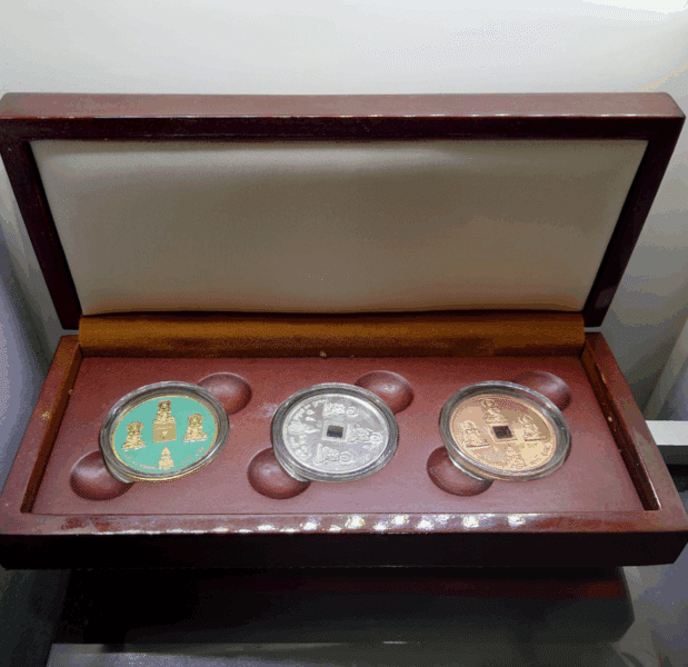 The coin of the Han Dynasty (committee set) 121 years old, 18 Arahants, 100 years old, Wat Bowon 2013, with the original oak frame from the temple.