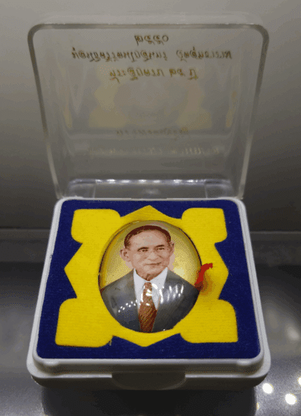 Locket of King Rama IX, gold background, silver back (large oval print), 25th anniversary souvenir of Srirattanakosin Foundation, Sutharam Temple, 2007, with original case.