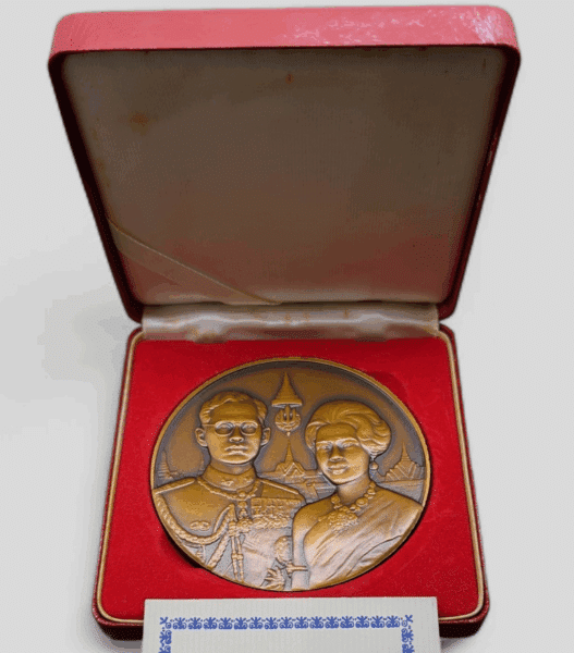7 cm. bronze coin, commemorative of the 50th anniversary of the coronation and marriage, year 2000, with original box