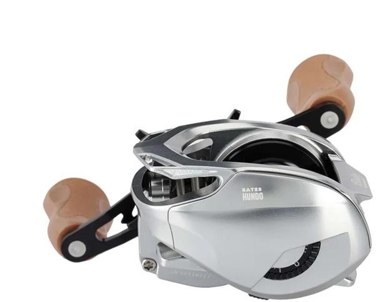 https://cdn11.bigcommerce.com/s-0xmhwue6/images/stencil/1280x1280/products/29946/72802/Bates-Fishing-Co-Hundo-100-Casting-Reels-FAMILY5937_image4__85376.1707770682.jpg?c=2