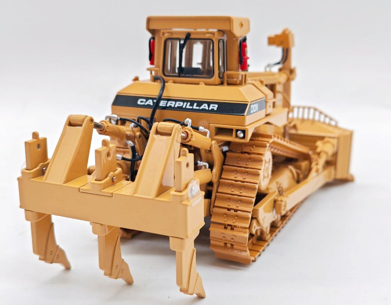 Caterpillar D10N Dozer with U-Blade and Multi-Shank Rippers – 1:48