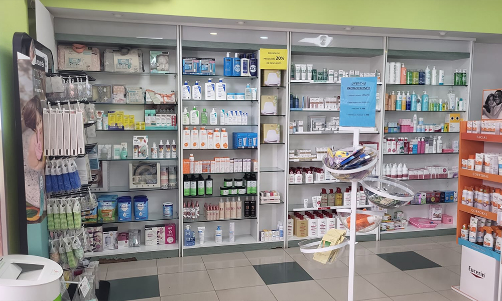 Interior de la Farmacia La Plaza, en Almácera, Valencia