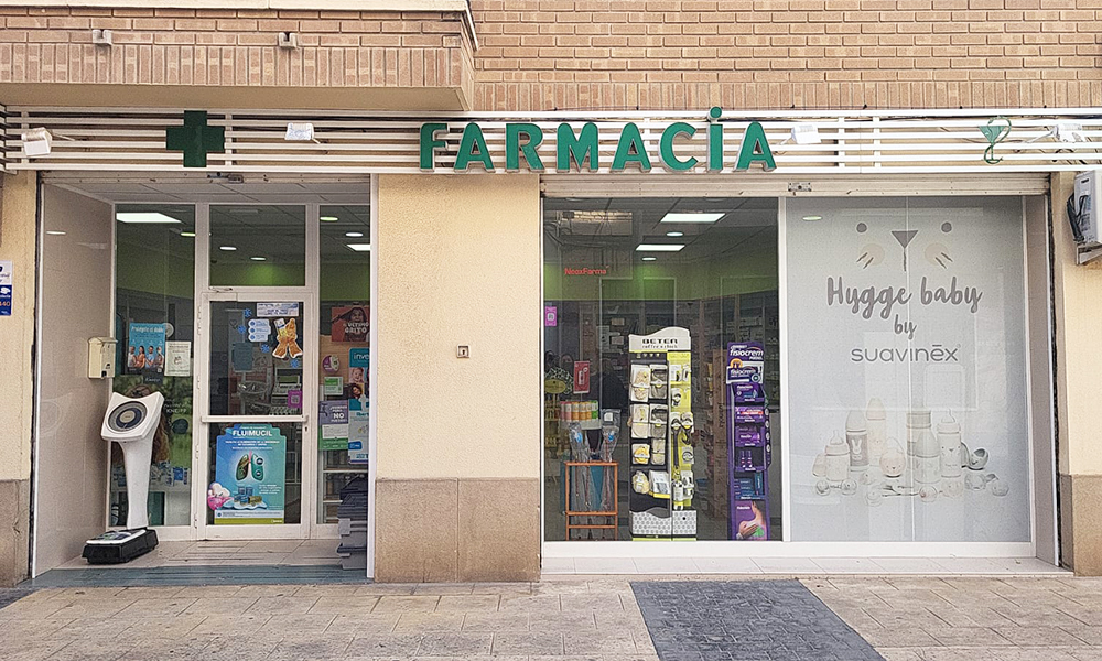 Fachada de la Farmacia La Plaza, en Almácera, Valencia