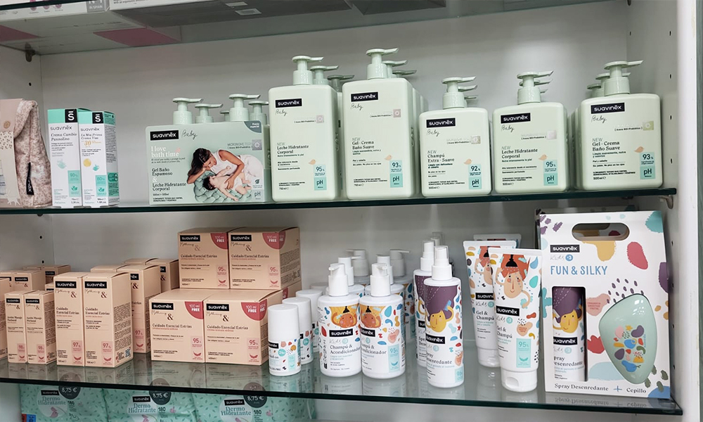 Productos infantiles de la Farmacia La Plaza, en Almácera, Valencia