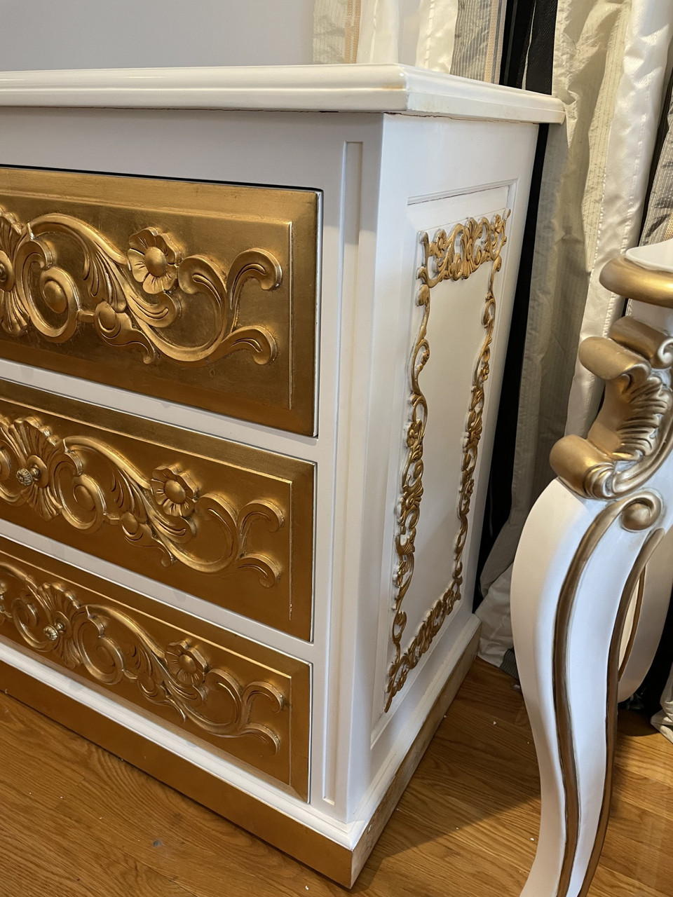 GOTHIC 6 DRAWER DRESSER WHITE AND GOLD