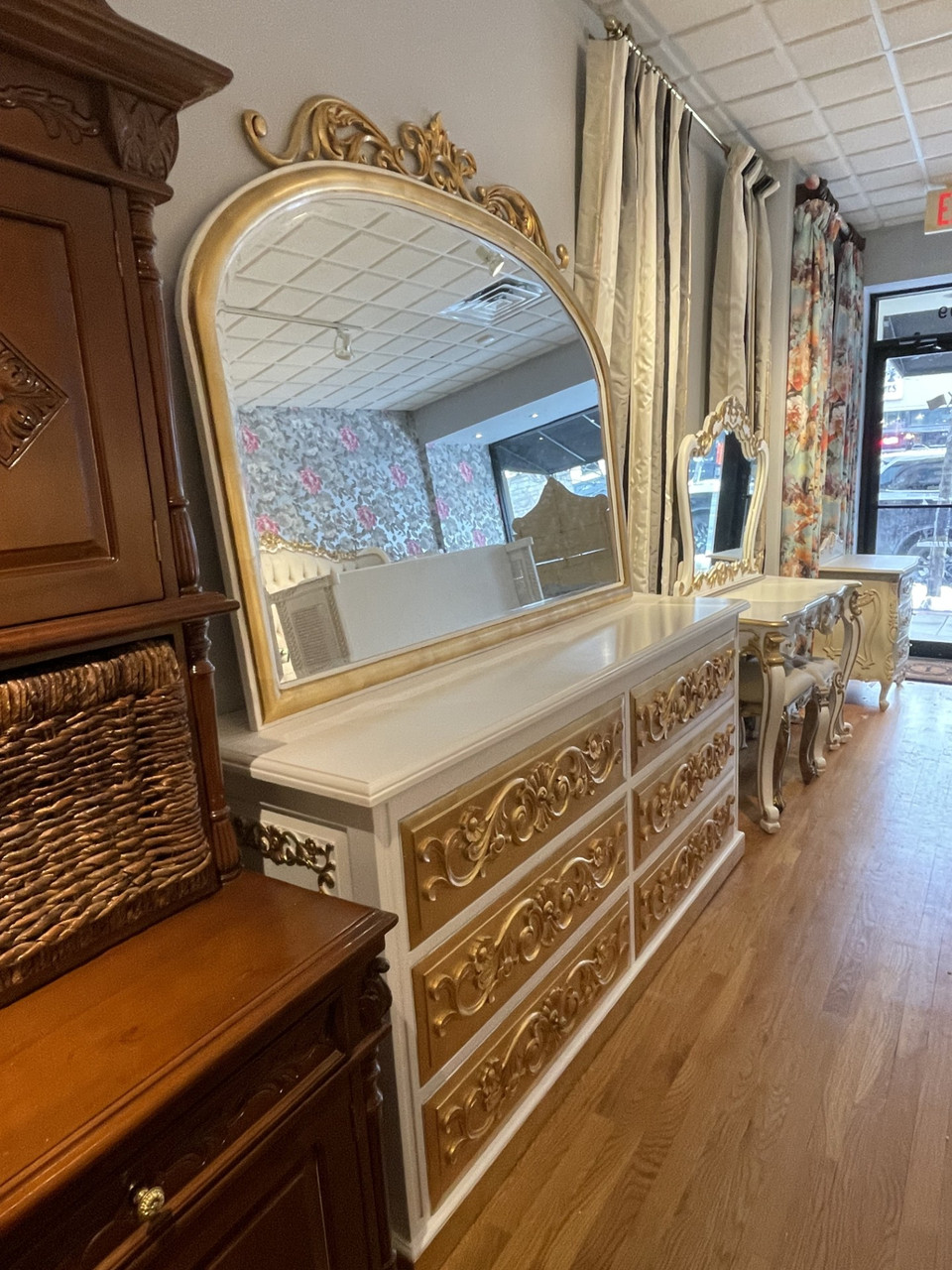GOTHIC 6 DRAWER DRESSER WHITE AND GOLD