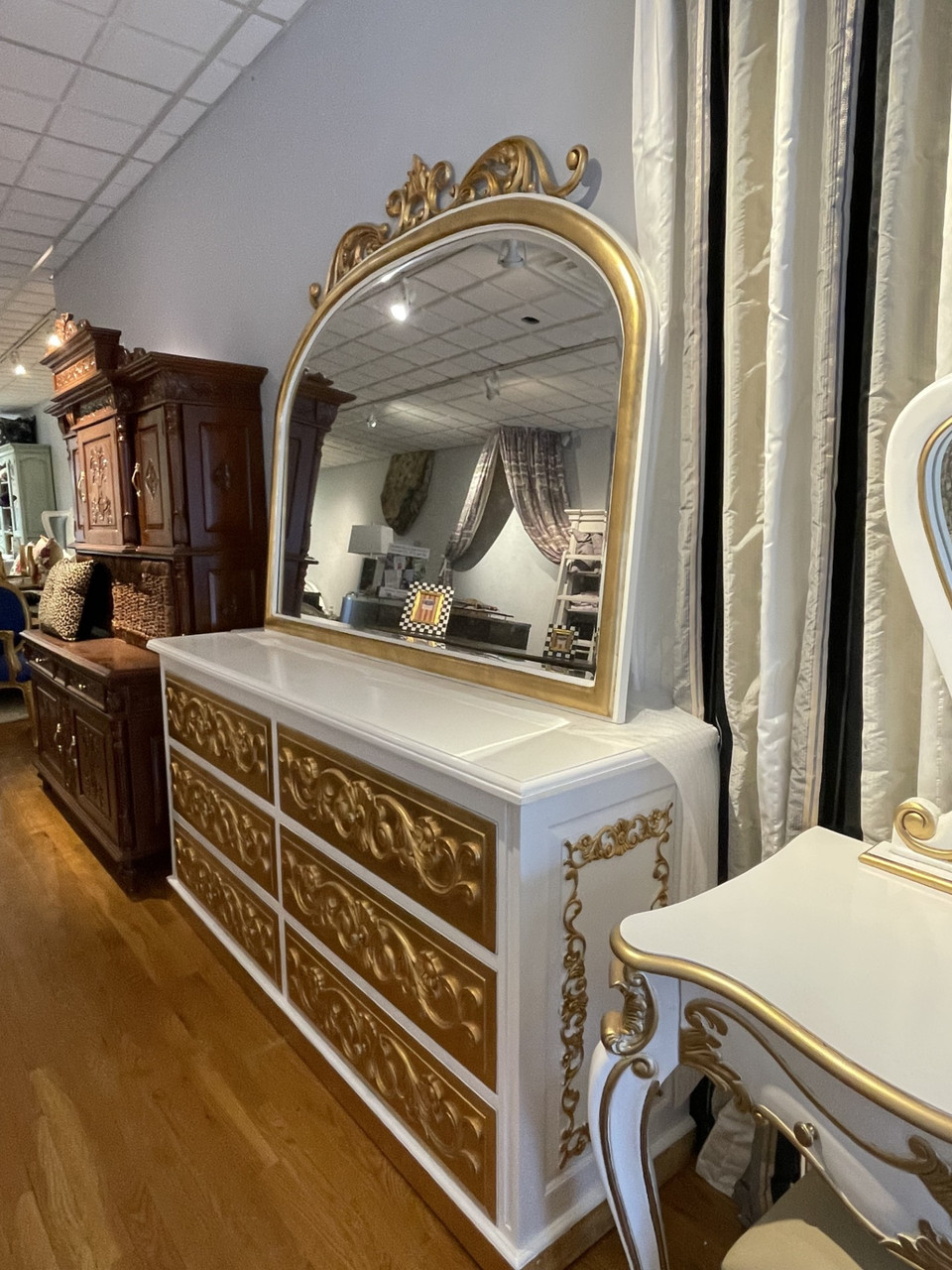GOTHIC 6 DRAWER DRESSER WHITE AND GOLD