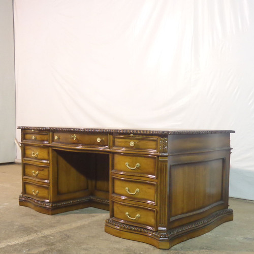 TRADITIONAL CLASSIC EXECUTIVE DESK