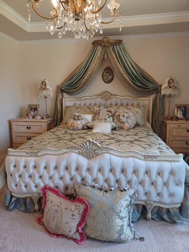 CHAMPAGNE FRENCH TUFTED BED CREAM AND GOLD