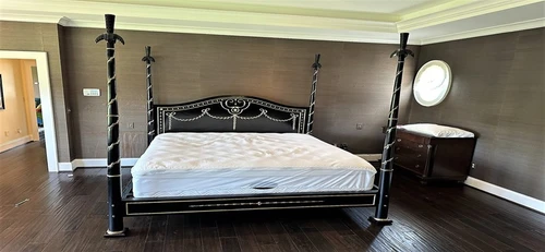 ALASKAN KING FOUR POSTER BED BLACK AND GOLD