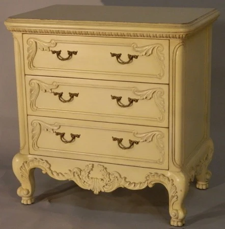 SHOWN IN Antique Cream finish