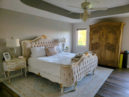 FRENCH BEDROOM SET CRACKLED WHITE AND GOLD FRENCH BEDROOM SET CRACKLED WHITE AND GOLD