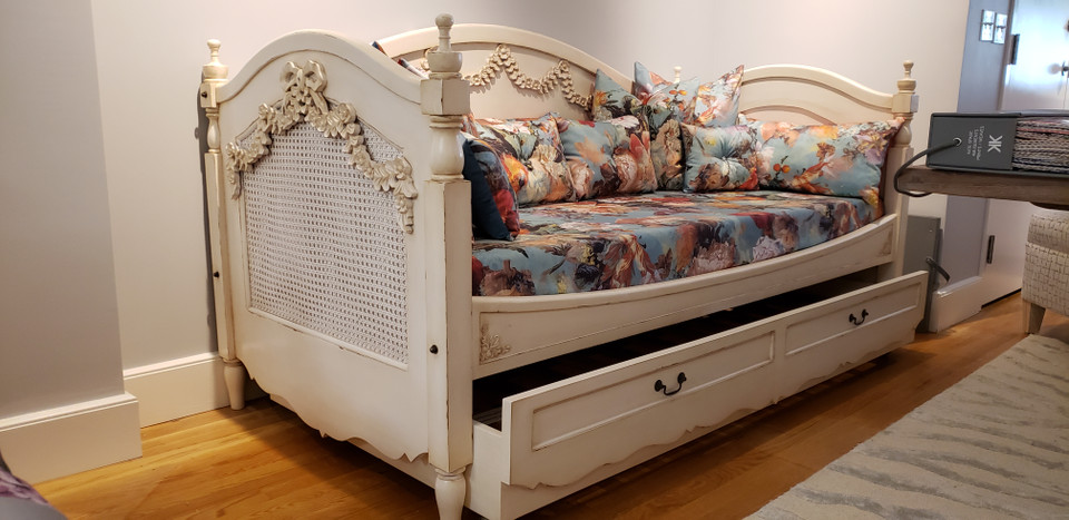 Marie Daybed, French Chateau Ivory