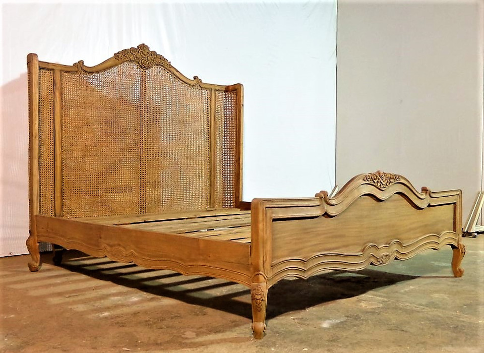 ROSES ET CHAMPAGNE WOODEN BED