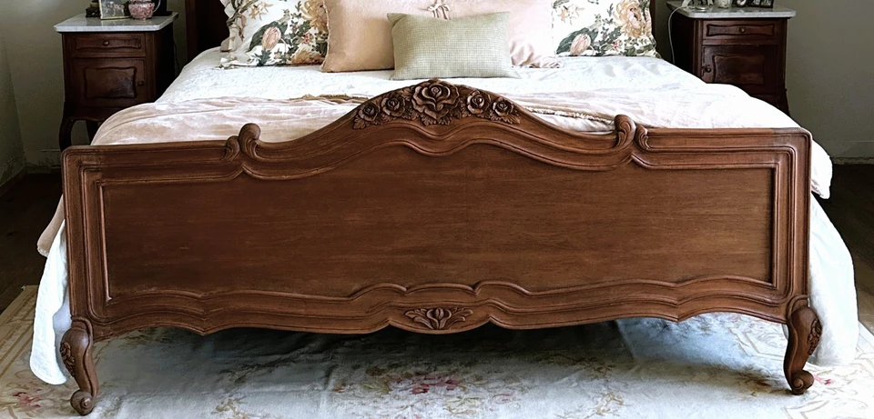 ROSES ET CHAMPAGNE WOODEN BED