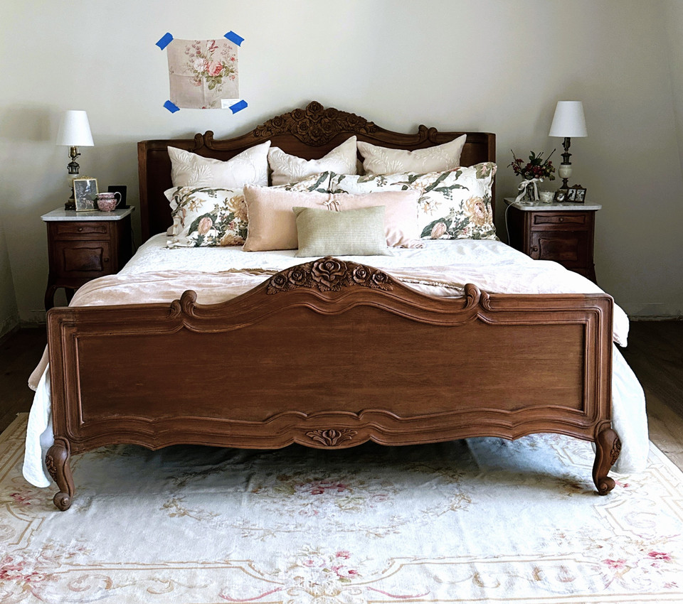 ROSES ET CHAMPAGNE WOODEN BED