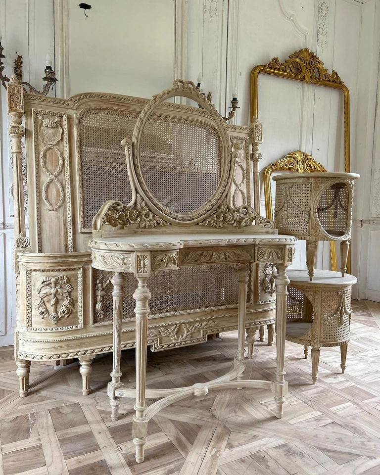 BORDEAUX LOUIS XVI RATTAN VANITY SET