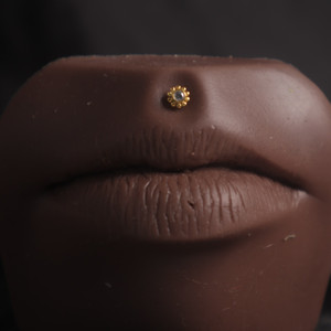 GOOD QUALITY SUN FLOWER LABRET LIP PIERCING GOOD QUALITY SUN FLOWER LABRET LIP PIERCING