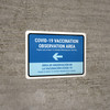 Covid-19 Vaccination Observation Area Blue Left Arrow Bilingual Spanish Landscape - Wall Sign