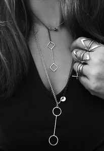 Modern chain necklace with geometric shape that can be worn in many ways 