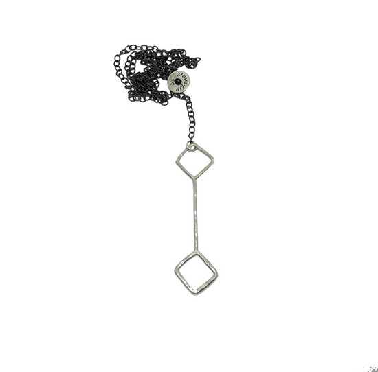 Modern chain necklace with geometric shape that can be worn in many ways 