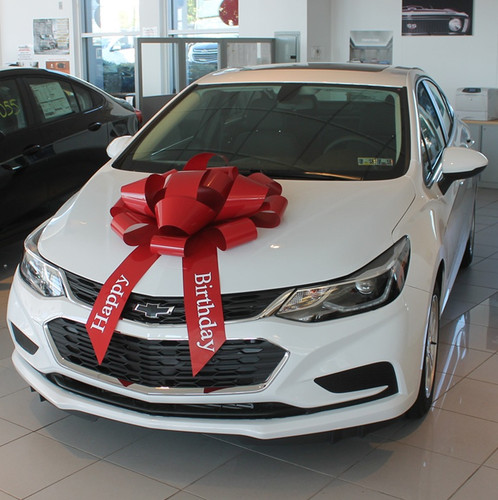 This Red Car Bow is made of weather resistant PVC with a scratch proof suction cup base. It includes two ribbon tails with "Happy" and "Birthday" in white text, measuring 30in x 5in.