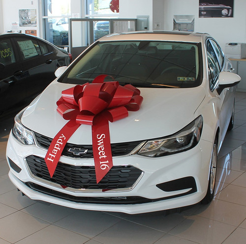 This Red Car Bow is made of weather resistant PVC with a scratch proof suction cup base. It includes two ribbon tails with "Happy" and "Sweet 16" in white text, measuring 30in x 5in.