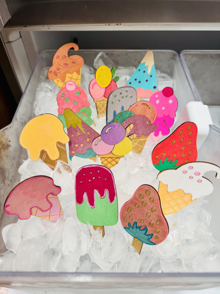 Brightly painted wooden ice cream crafts – colourful DIY cones and popsicles decorated with paint and glitter. | PoscART