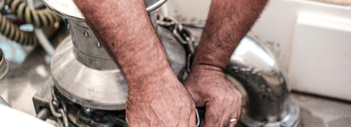 What is the difference between capstan and windlass winches?