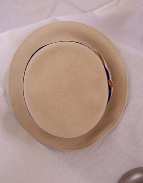 Saks Fifth Avenue cream felt hat with blue trim