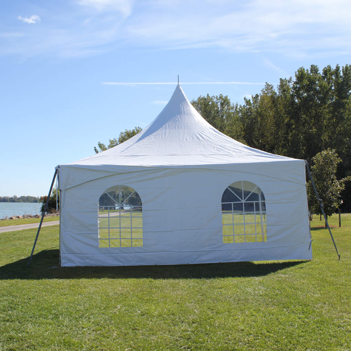 Tent with sidewalls in moderate wind