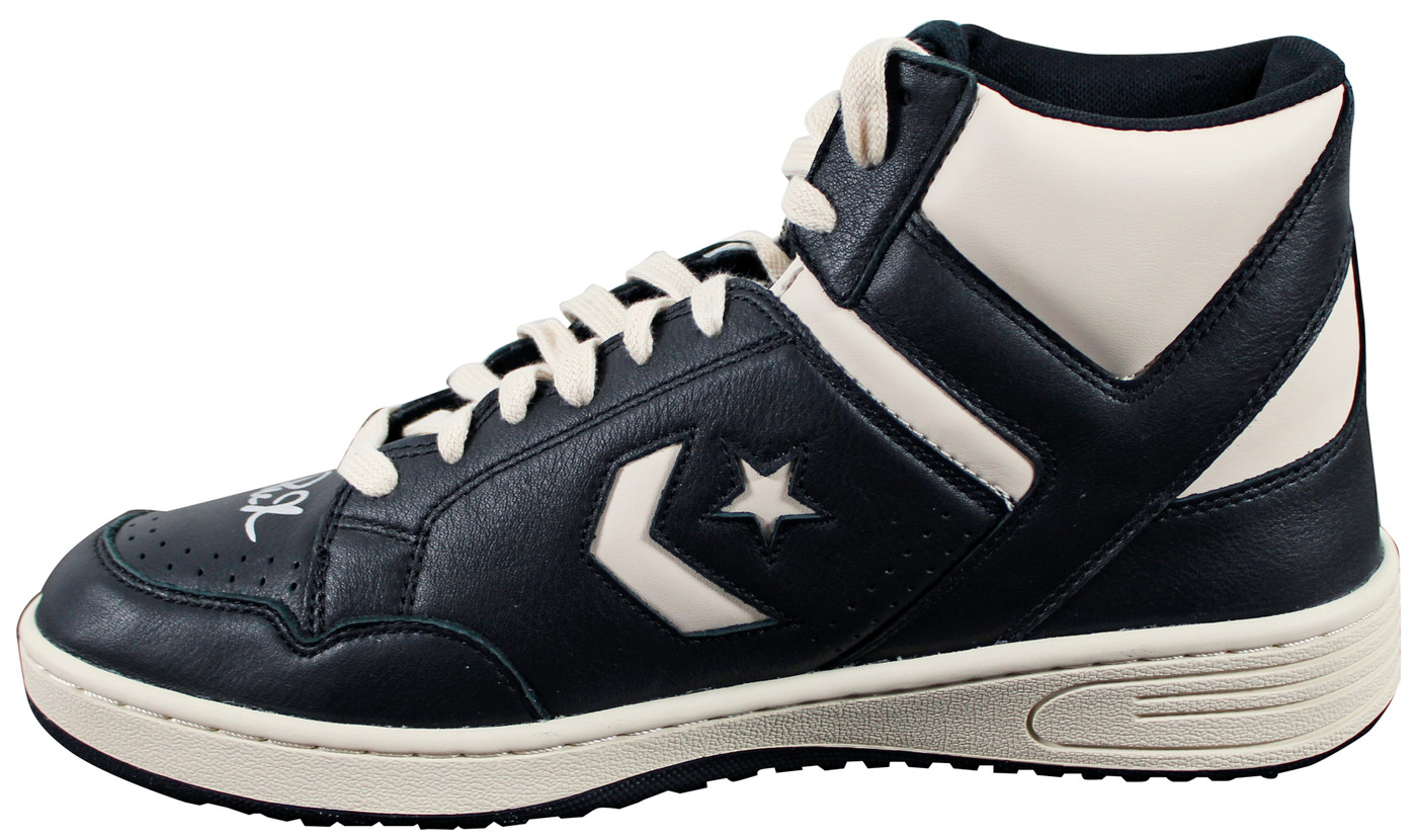 Lakers Magic Johnson Signed Right Black & White Converse Weapon Shoe  BAS Wit 1