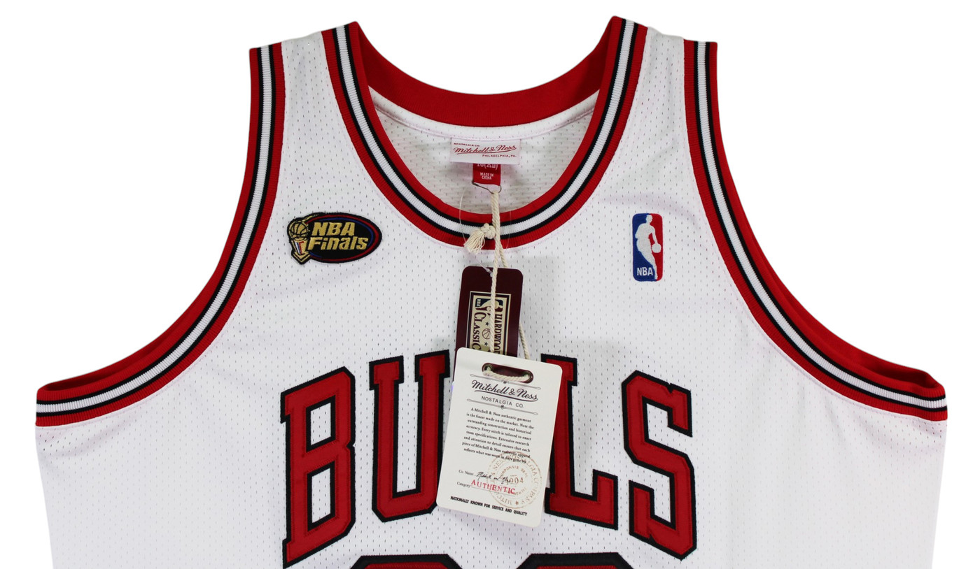 Bulls Michael Jordan Signed 97-98 White M&N HWC Authentic Jersey