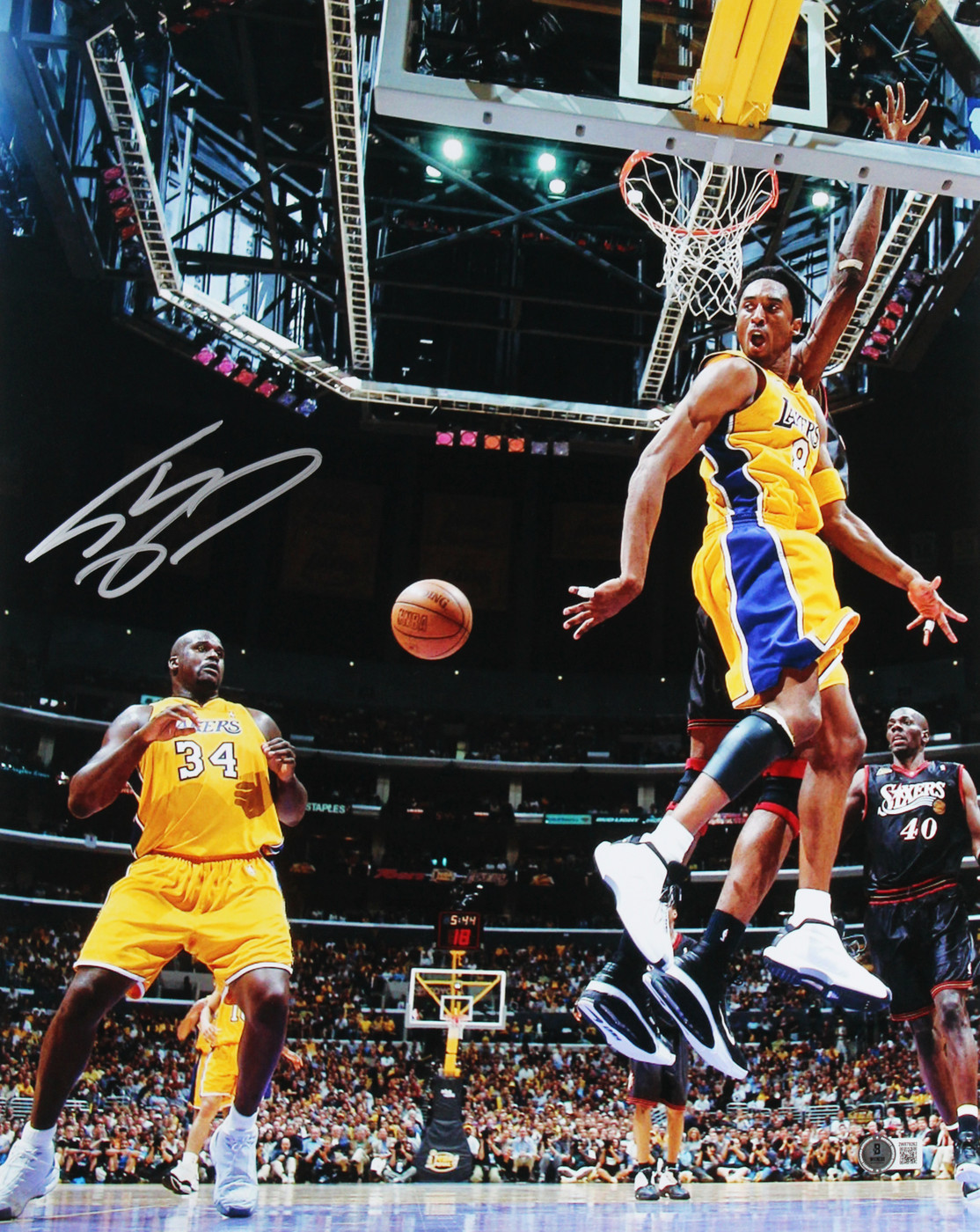 Lakers Shaquille O'Neal Signed 16x20 Vertical Photo Vs Sixers BAS