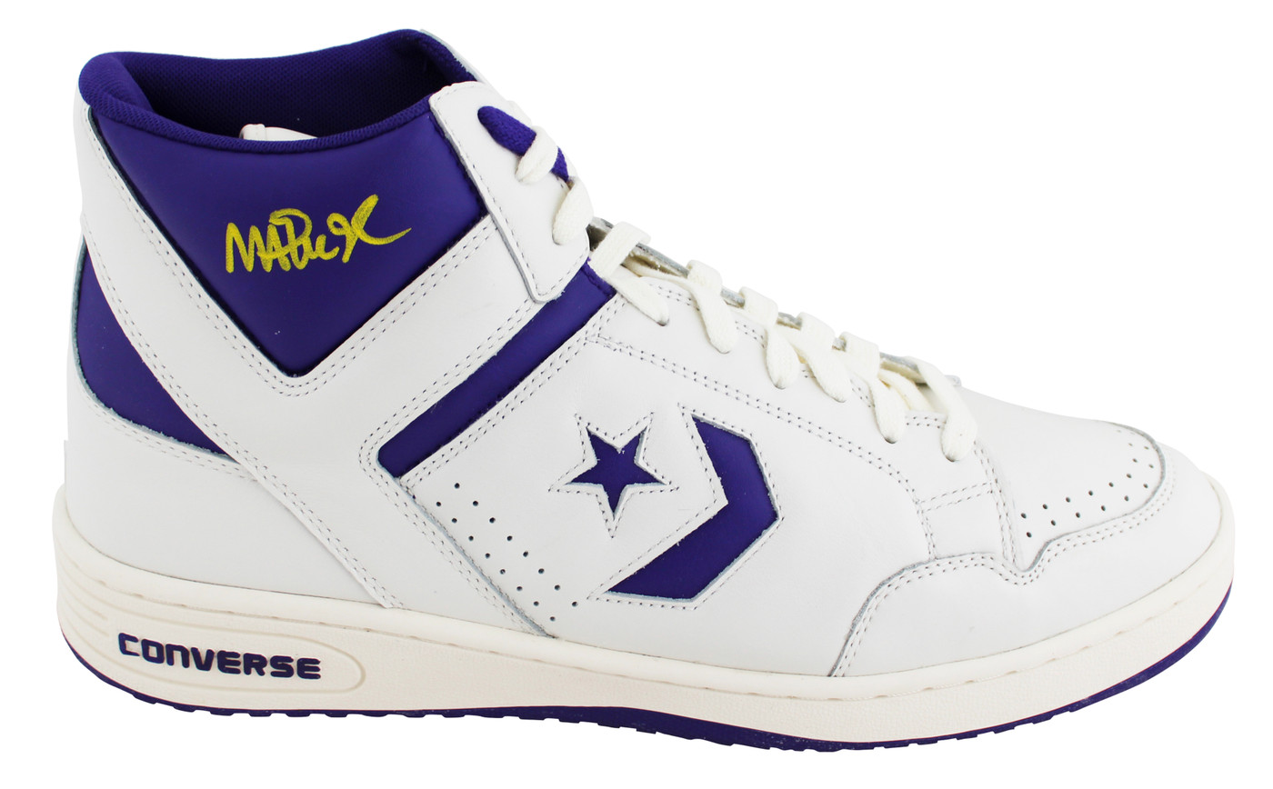 パーシュース　ヴァイス　サイン Lakers Magic Johnson Signed Right Purple & White Converse Weapon